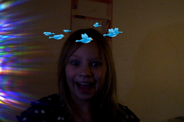 mollie med fåglar runt huvudet.